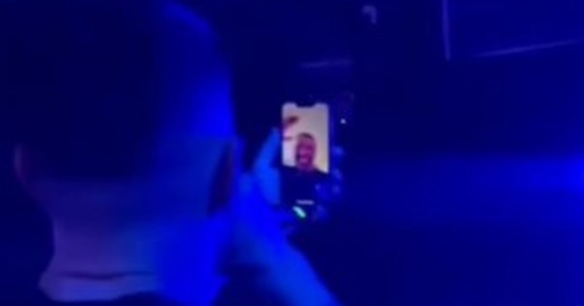 VIDEO  Safet Bajri me telefon në burg  Stresi e merr live nga koncerti