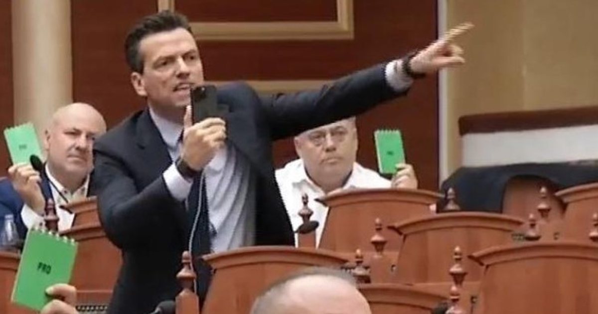  Vazhdo tek lulishtja    Peleshi përjashton Shehajn pasi i kërkoi Ramës dorëheqjen  kryeministri në Kuvend pasi duhej vota e tij 