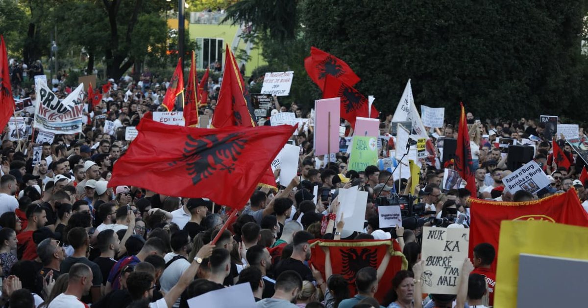 Protesta  Imami xhamisë së Durrësit  Kush mashtron qytetarët nuk shkon në Xhenet 