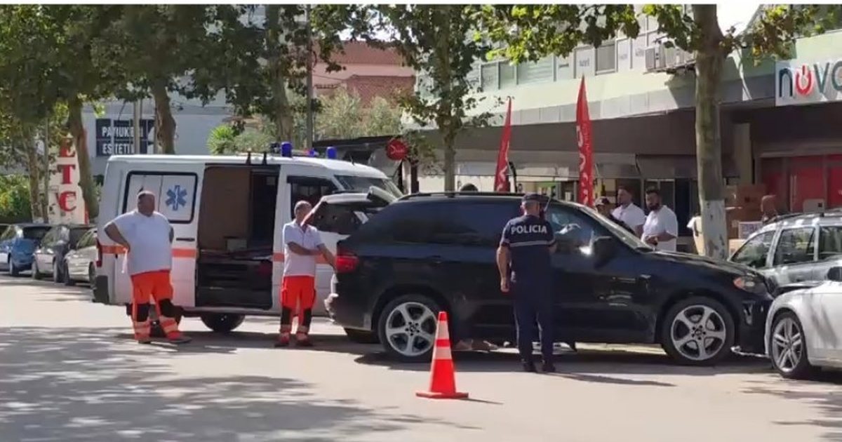 Humbi kontrollin e mjetit dhe u përplas me dy makina të parkuara  plagoset drejtuesi i BMW së në unazën e Fierit
