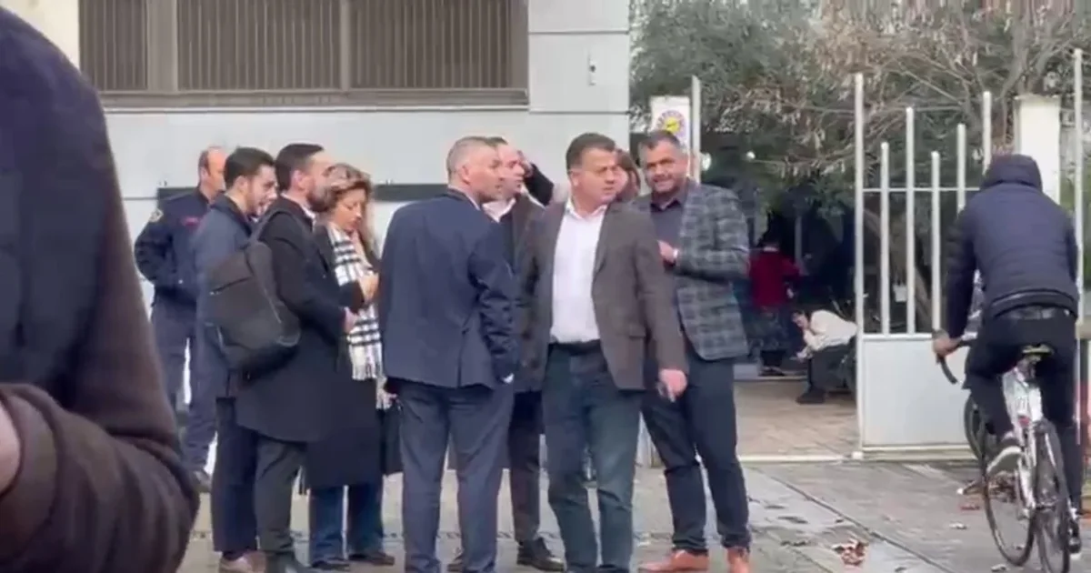 Hodhën molotovë drejt Kryeministrisë  lirohen 4 protestuesit e PD