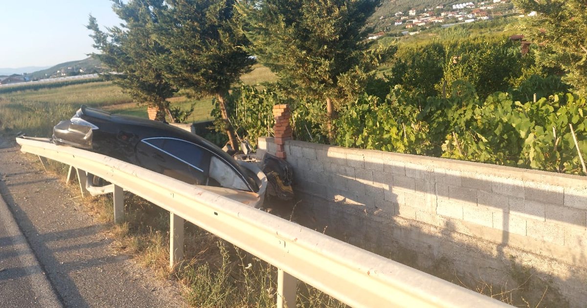 Aksident i rëndë në Cërrik  humbin jetën dy persona  Një prej makinave të aksidentuara  fluturoi  jashtë rruge