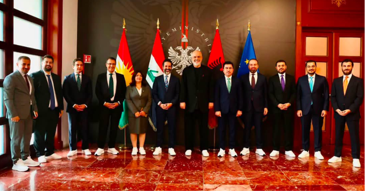 Protestuesit mblidhen para Kryeministrisë  Rama poston foto me atlete te bardha
