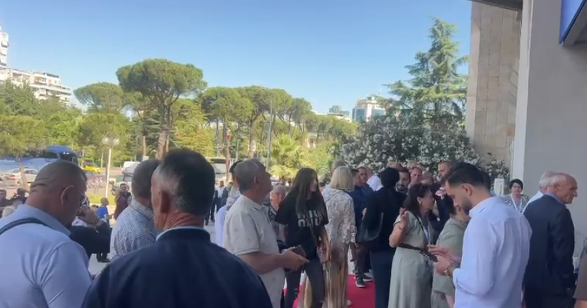 Kuvendi i Partisë Demokratike  mbërrijnë delegatët në Pallatin e Kongreseve  VIDEO 