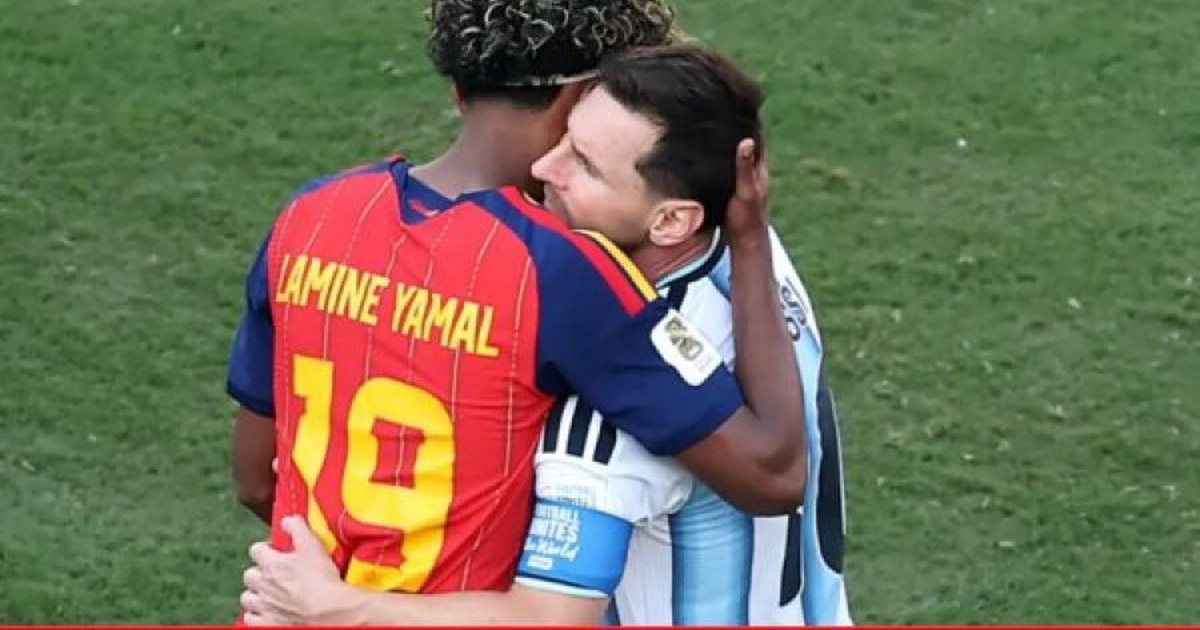 Messi i dorëzon  stafetën  Yamalit  Përqafimi pas finales mes dy gjigantëve emocionon botën  VIDEO 