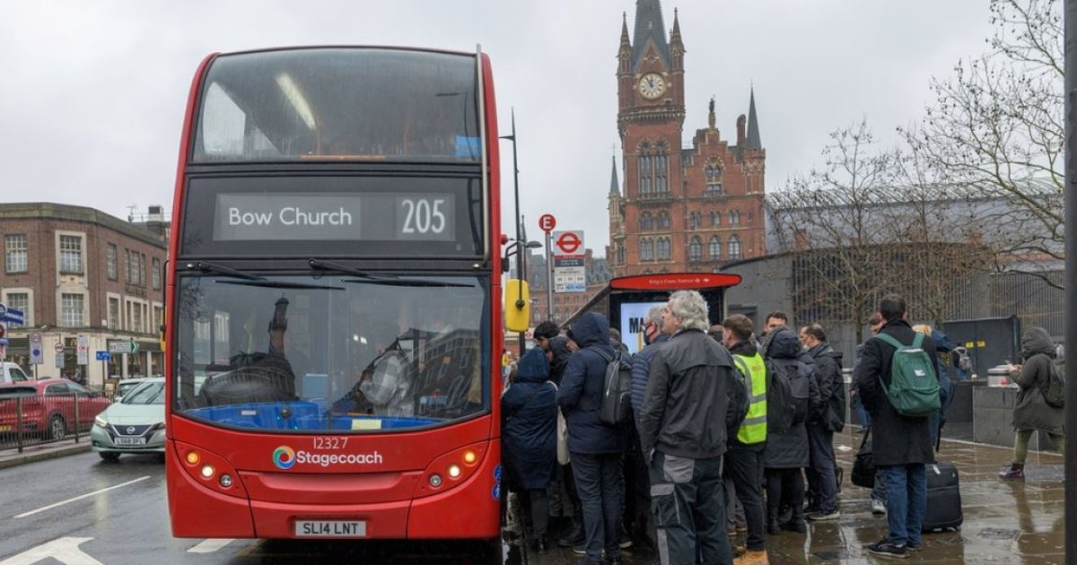 Kryeministri i ri britanik nis masat për koston e jetesës  ul çmimet e biletave të autobusit 