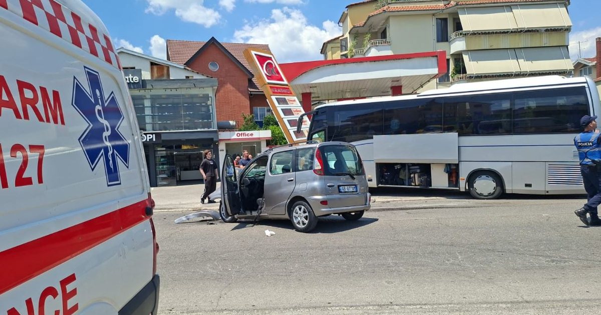 FOTO  Aksidentohet autobusi me nxënës ekskursionistë në qendër të Elbasanit 