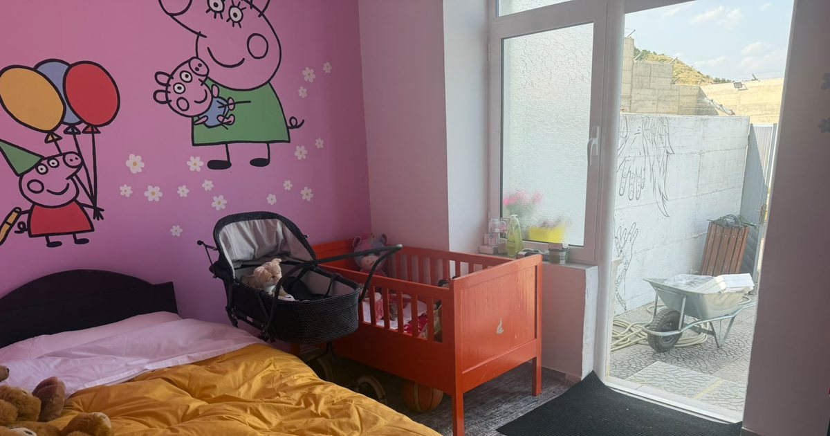 FOTOT  Ja ku po mbahet 34 vjeçarja e arrestuar në Rinas për dhunë ndaj vjehrrit  bashkë me foshnjen e saj
