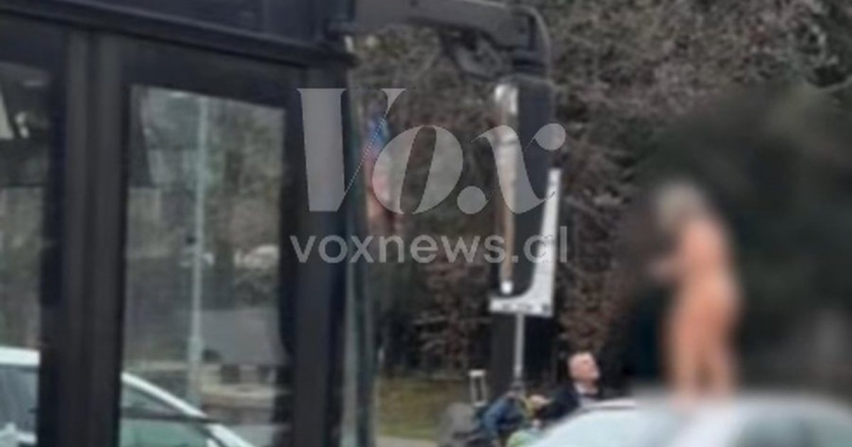 VIDEO  Ndodh në Tiranë  gruaja komplet e zhveshur qëllon makinat dhe qytetarët 