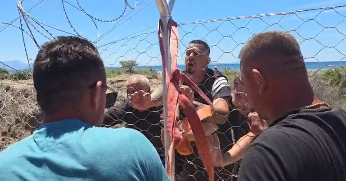 Pas rrethimit prej hekuri  banorët e Rrjollit shembin edhe gardhin me tela me gjemba të  Gener 2  