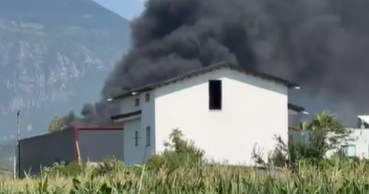 Zjarr në një varrezë makinash në Kamëz  tymi mbulon zonën