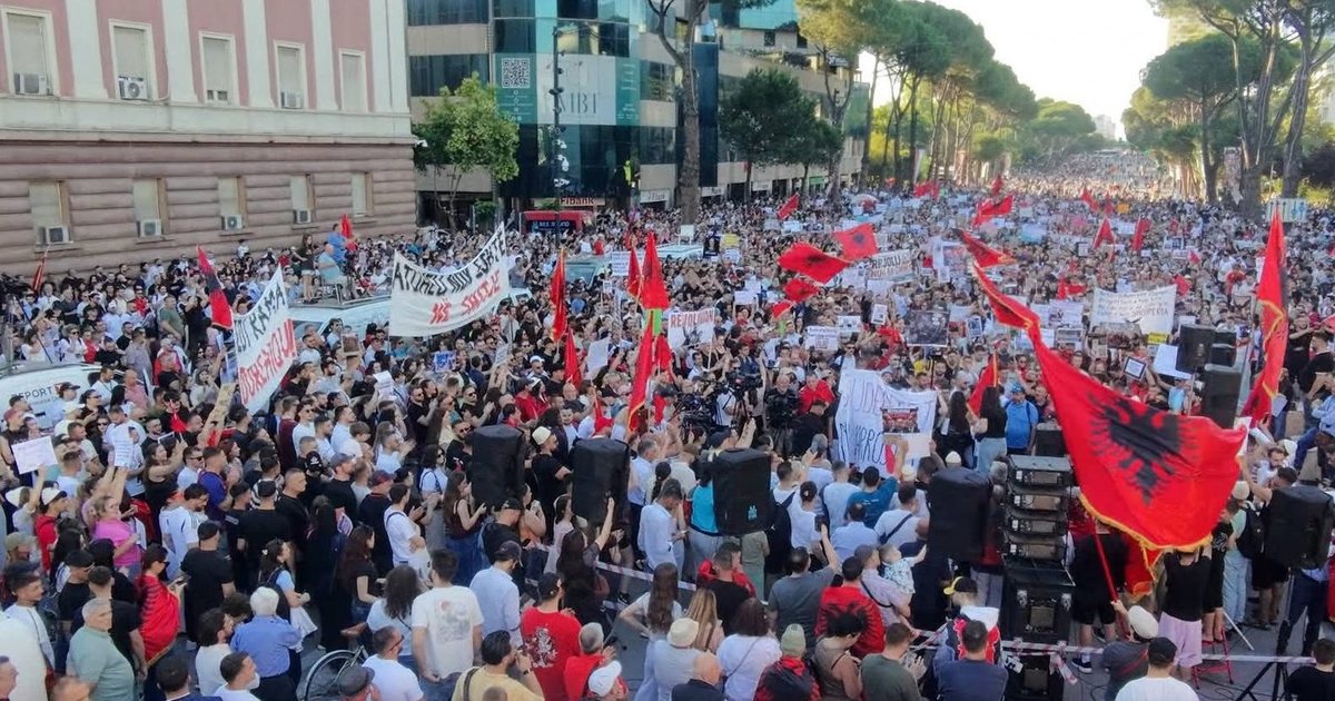 Qytetarët nuk ndalen  mblidhen në ditën e 43 para Kryeministrisë