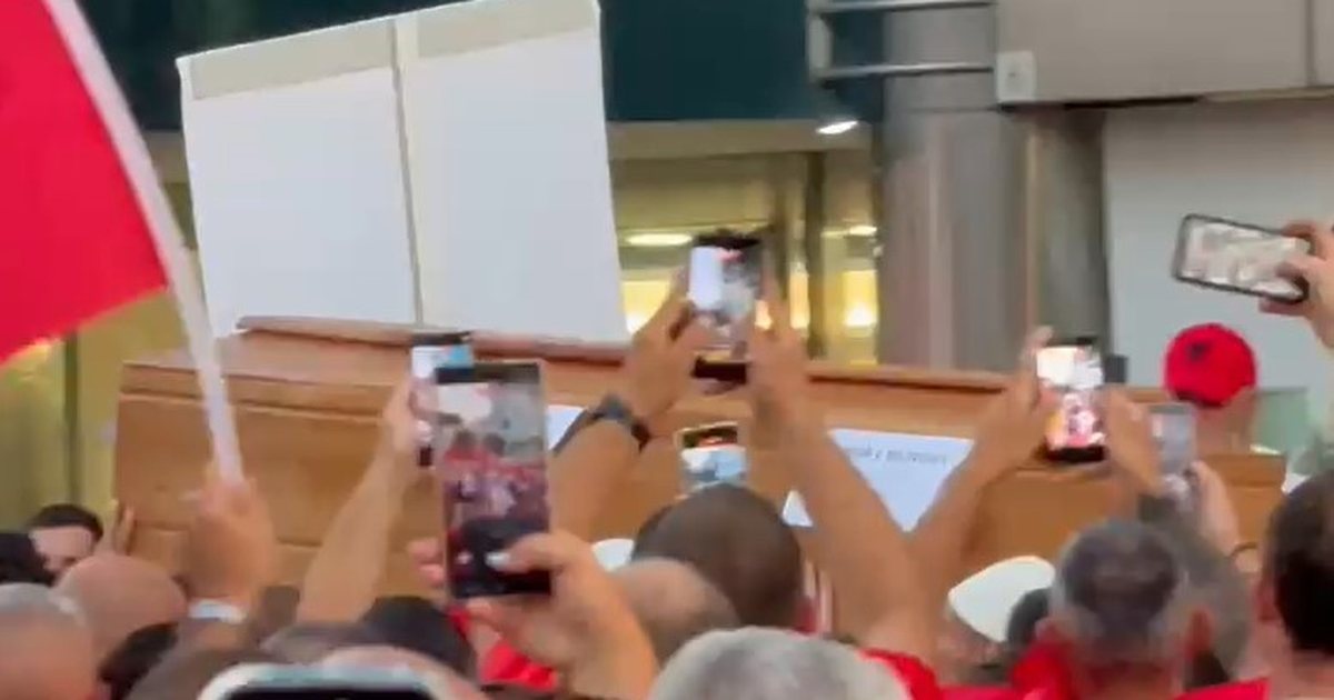 VIDEO  Jo vetëm tortë  Ramës i shkojnë dhe me arkivol poshtë zyrës