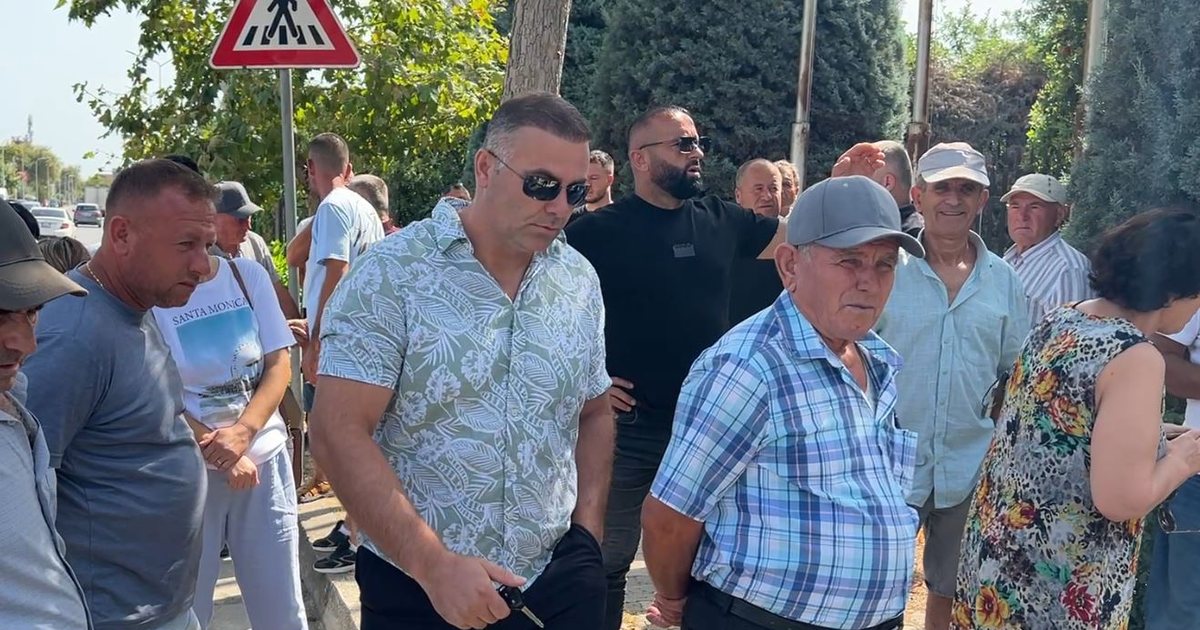 Banorët e Patos Marinzës  protestë para zyrave të Bankers Petroleum  Na paguani qiratë e tokave tona
