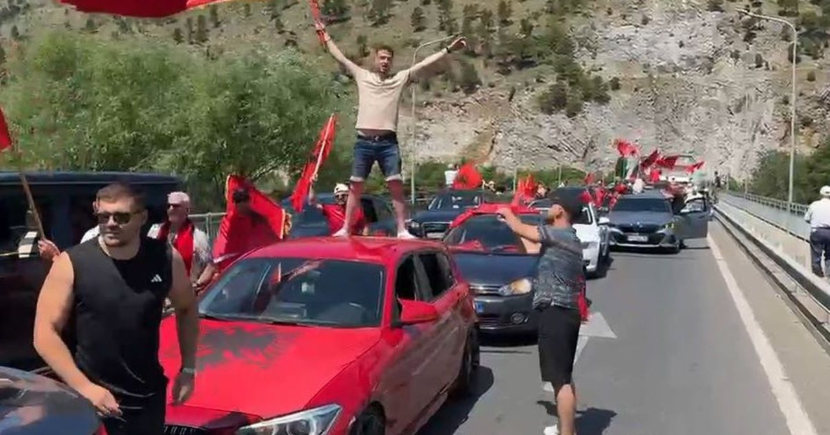Dhjetëra makina nga Europa  diaspora i bashkohet protestës në kryeqytet  VIDEO 