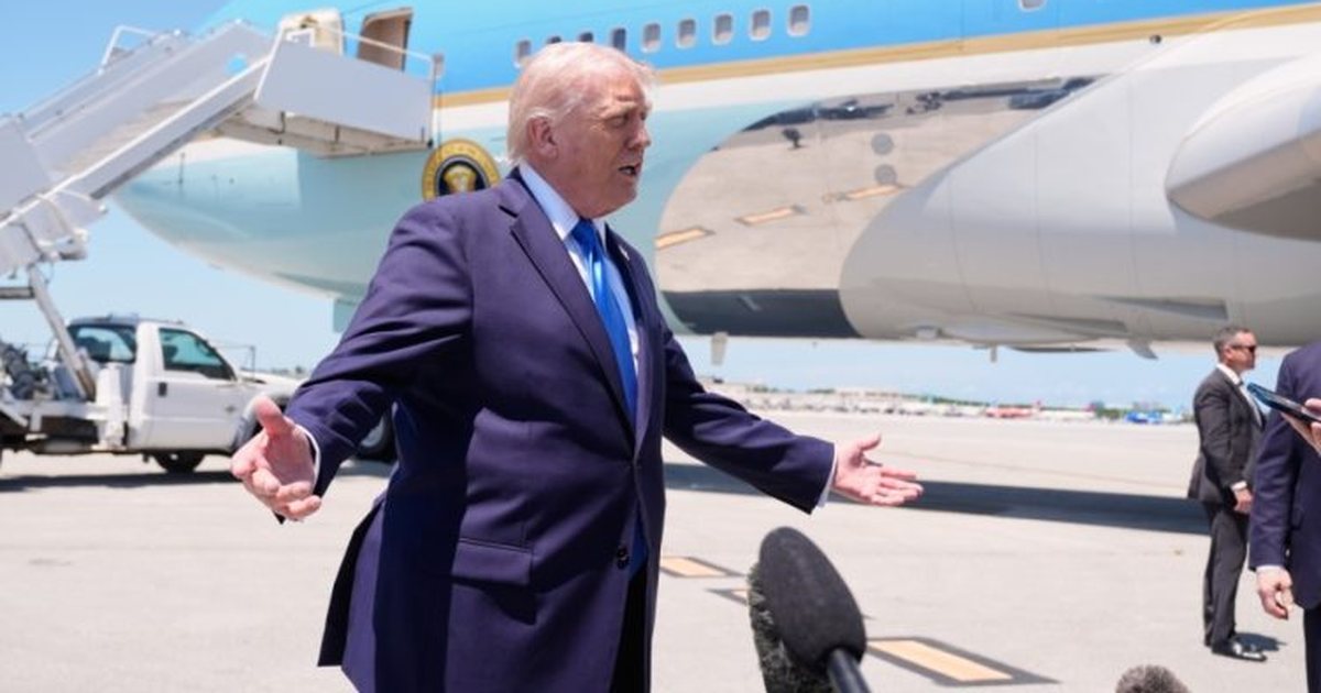 Donald Trump feston ndërsa Amerika kapitullon