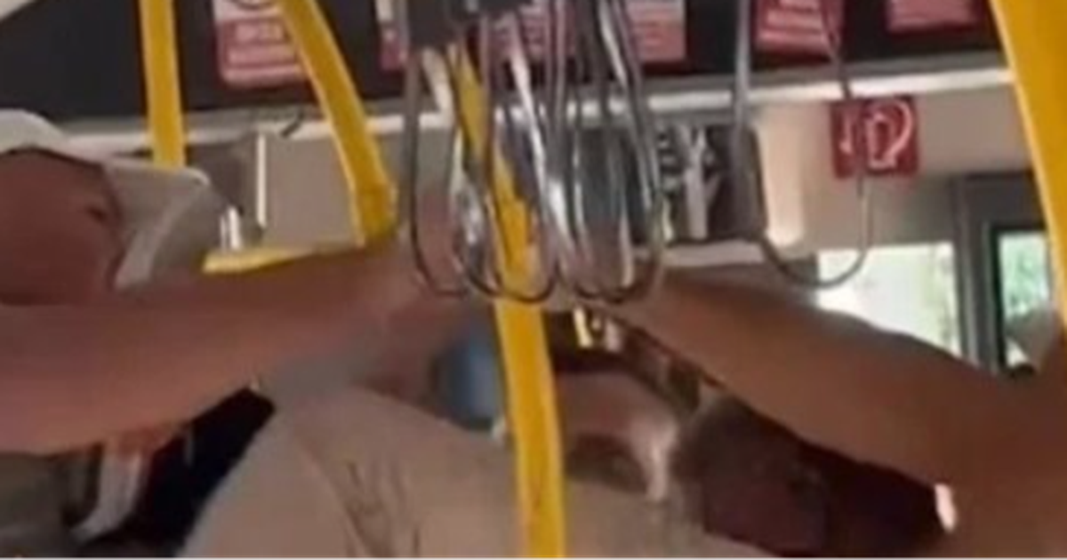 VIDEO  Plas sherri në urbanin e Durrësit  grushta dhe shkelma për një vend