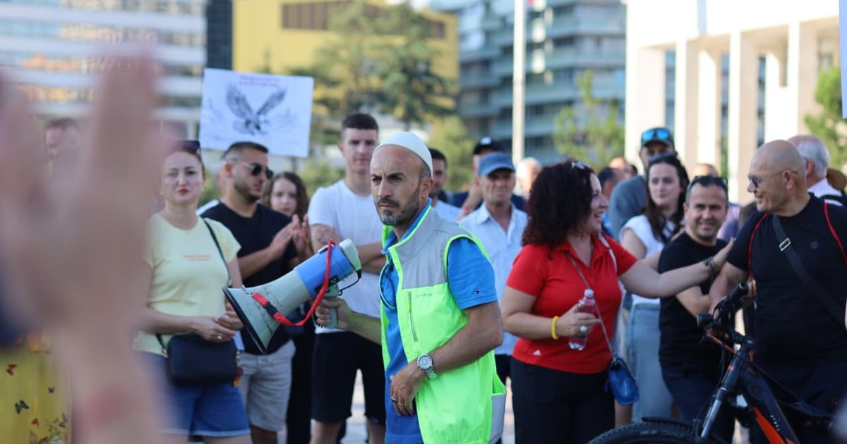  Po organizohen avionë charter nga Anglia për t iu bashkuar protestës në Tiranë 