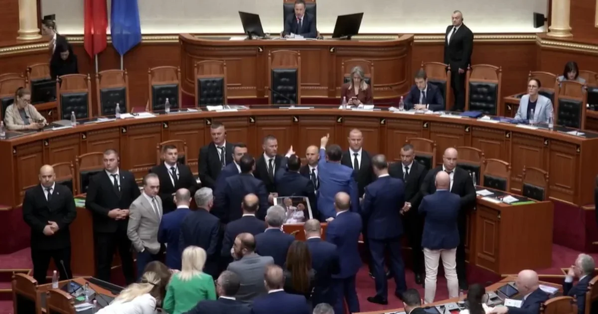 Demokratët nuk  lëshojnë  foltoren  Peleshi ndërpret për 1 orë seancën