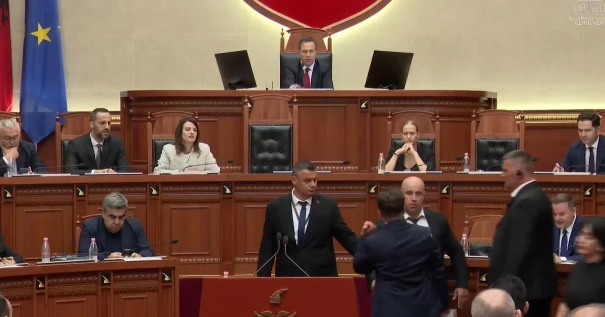 Tensione në sallën e Kuvendit  Kapri i drejtohet foltores pa radhë  ndërhyn Garda