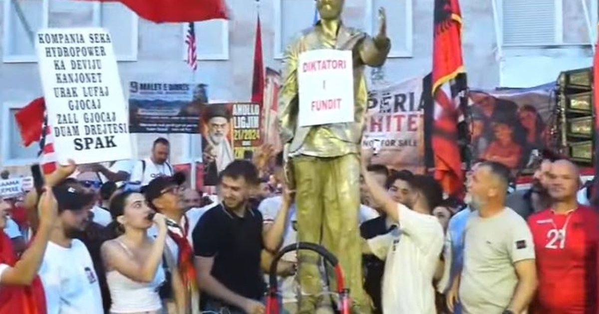  Diktatori i fundit    Protestuesit i bëjnë bust Edi Ramës dhe e rrëzojnë para Kryeministrisë