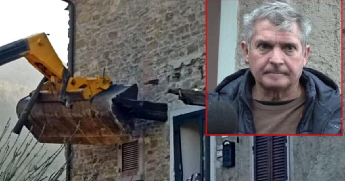 emrat-tentoi-t-i-shkaterronte-banesen-me-ekskavator-lirohet-nga-akuzat-italiani-qe-vrau-me-pushke-fqinjin-e-tij-shqiptar