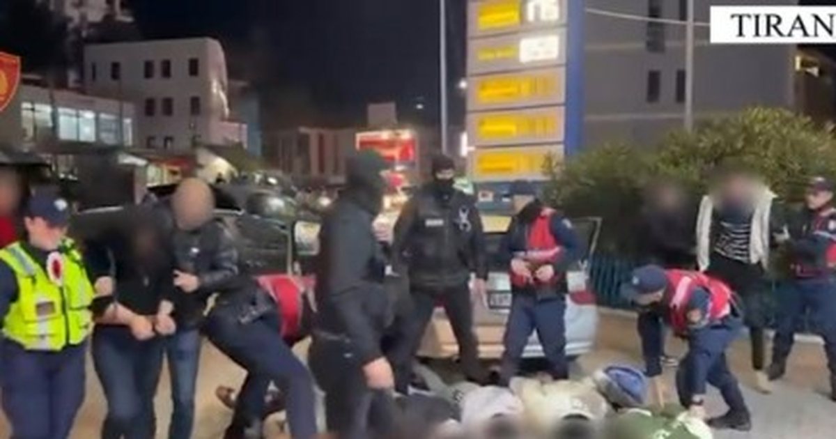 U kap duke transportuar 5 emigrantë ilegalë  arrestohet 35 vjeçarja nga Rrogozhina