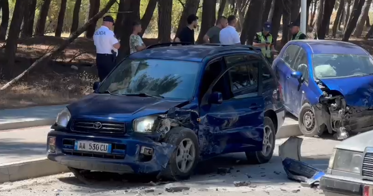 aksident-i-rende-ne-vlore-dy-vajza-mbeten-te-plagosura-pasi-makina-e-tyre-u-perplas-me-nje-kamion