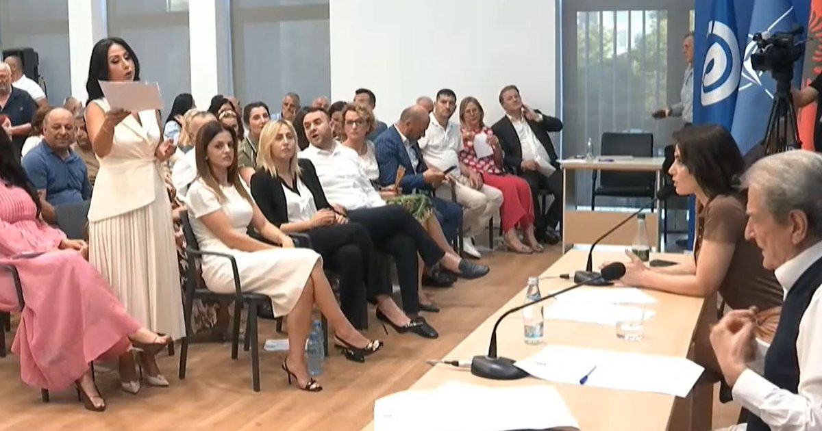  Një minutë  më lër të flas    Debate në mbledhjen e Këshillit Kombëtar të PD së  ish kandidatja akuzon Berishën