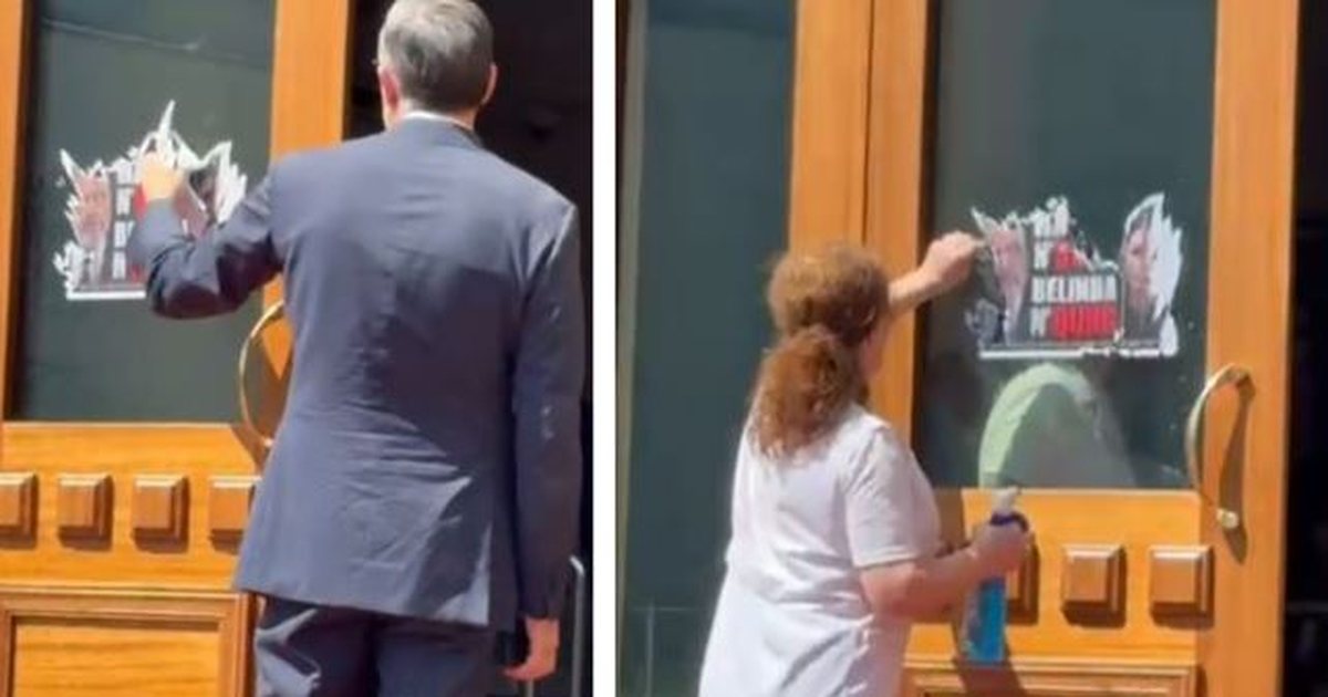  Rama n burg  Belinda n burg   Blendi Klosi gris pankartën e vendosur në derën hyrëse të Kuvendit