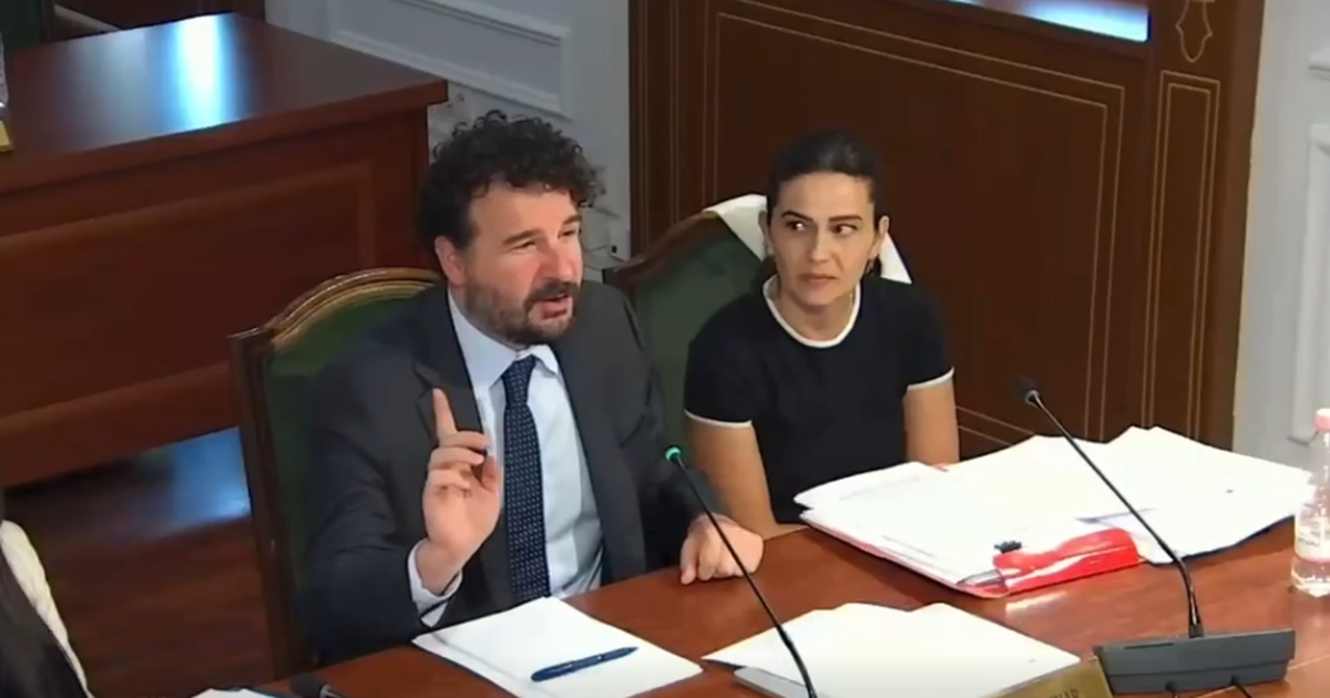  Ndërkohë që miratoni      Plasin të qeshurat te Ligjet  zëvendësministri kërkon leje për në tualet   Video 
