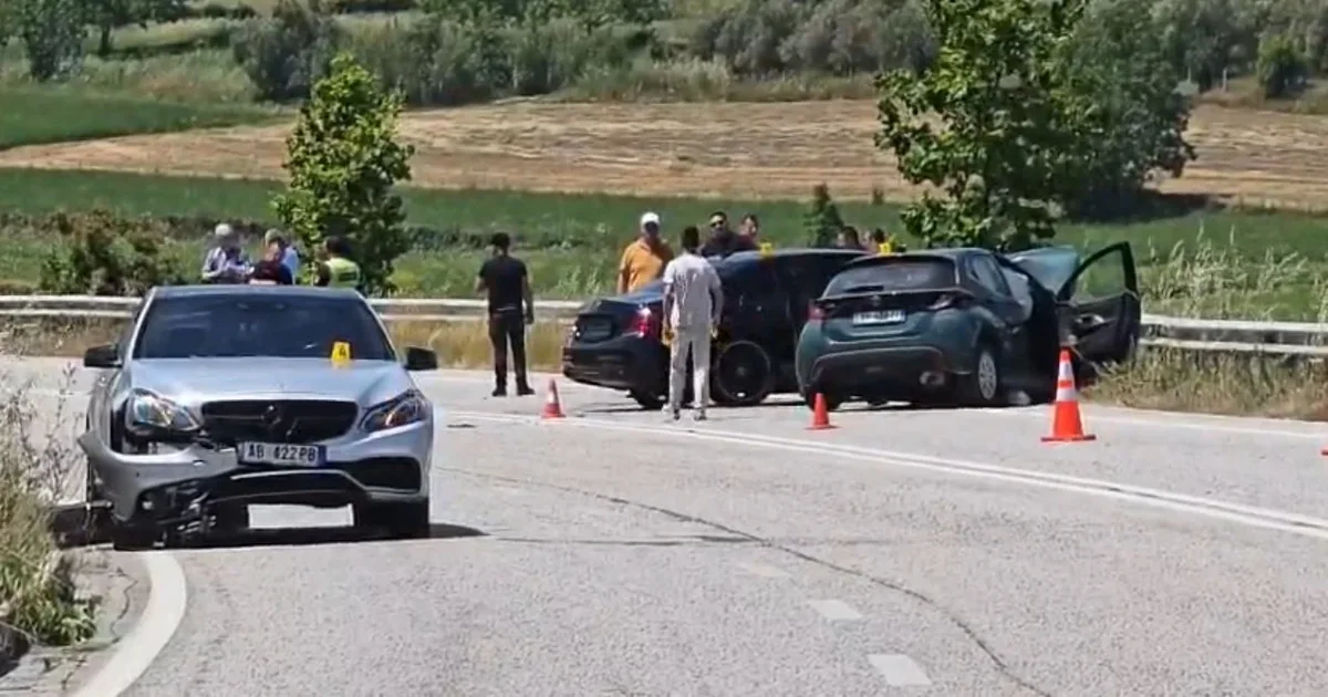 Aksident i rëndë në Levan Tepelenë  përplasen 5 automjete  3 të plagosur  2 janë turistë gjermanë