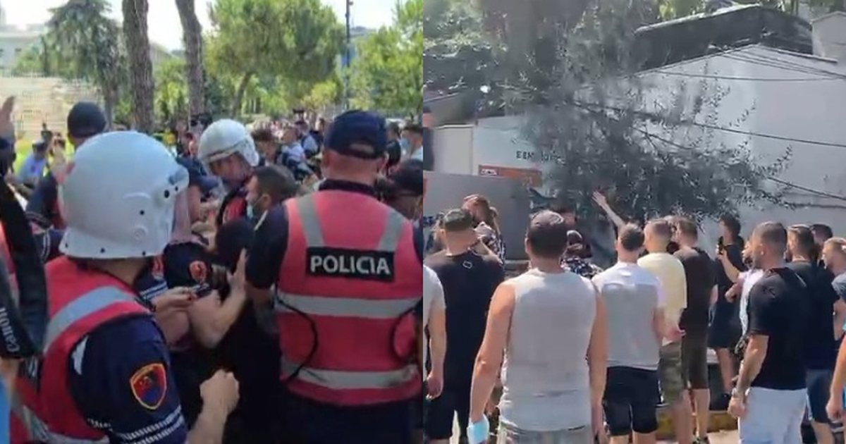 Protestuesit bllokojnë qarkullimin te Komisariati nr  4  përplasje me policinë te Ministria e Brendshme