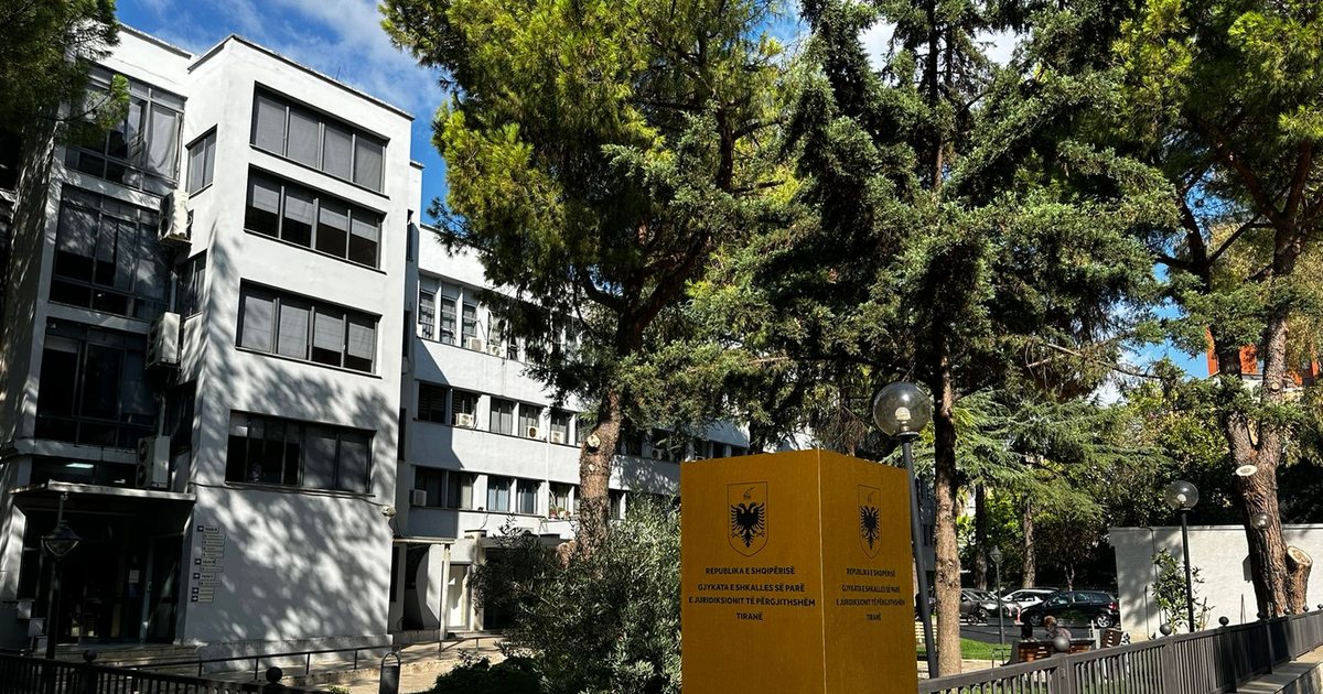 Gjykata e Tiranës redukton orarin e shërbimit për qytetarët  për shkak të temperaturave të larta  Pas orës 13 00  nuk ka asnjë shërbim