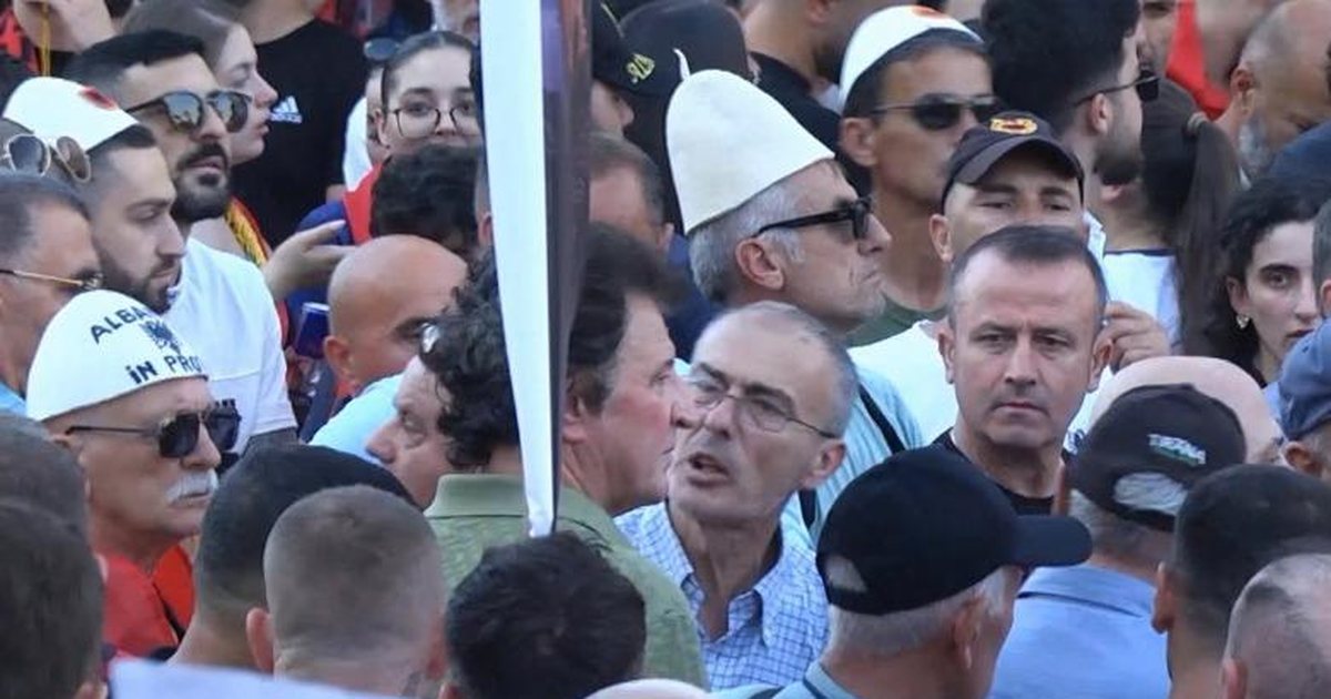 Stresi dhe babai i tij përplasen me qytetarët në protestë  tentojnë ta kthejnë protestën pro PD së