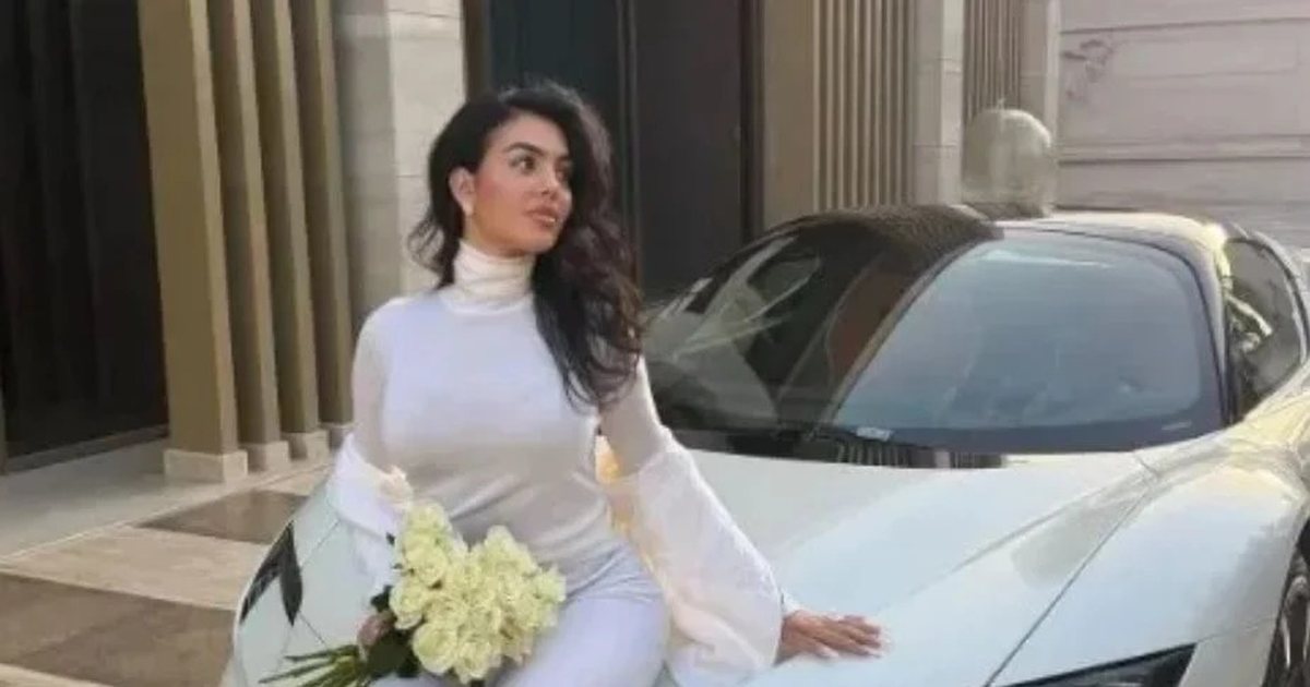 FOTO  Georgina Rodriguez pozon mbi një Ferrari 440 000 paund 