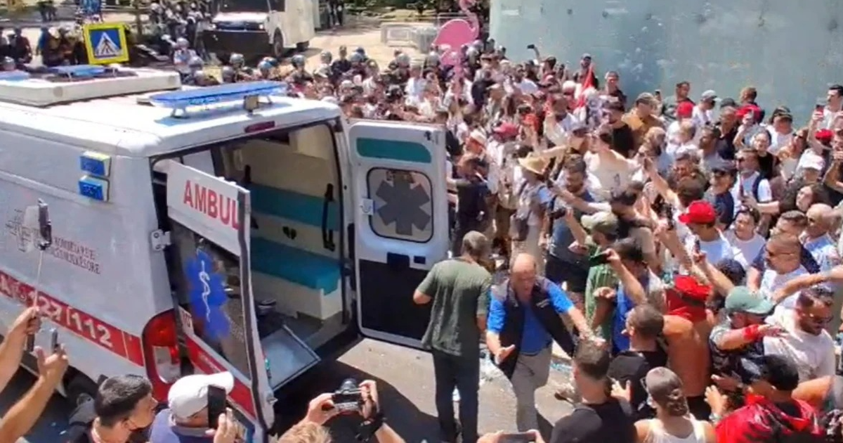 U ndje keq gjatë tubimit  protestuesi dërgohet me ambulancë në spital 