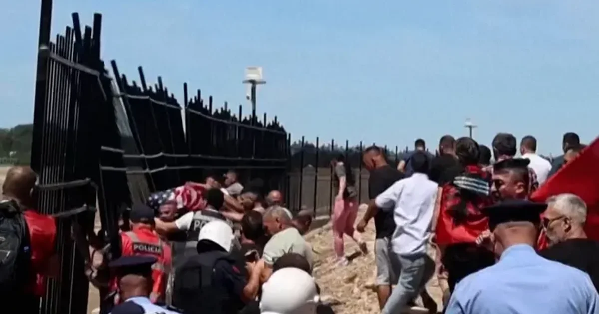Bashkim Ulaj  përfundon  në Al Jazeera  Media ndërkombëtare raporton protestat në Shqipëri dhe banorët e Rrjollit  VIDEO 