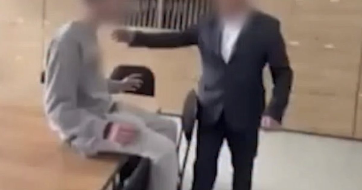 VIDEO e rëndë nga Kosova   Ndalu  ndalu   grushti mes mësuesit dhe nxënësit   Kolegët bojkotojnë mësimin për arrestimin e mësimdhënësit 