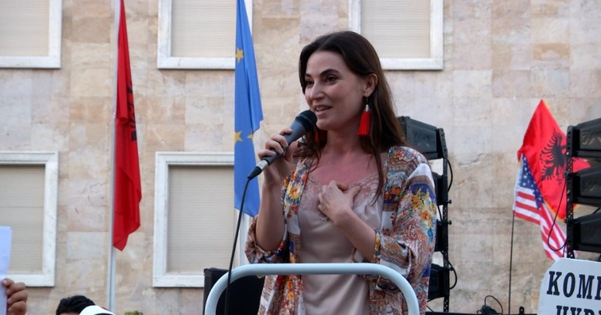 U zgjodh kryetare e Këshillit Kombëtar të PD së  Julinda Emiri mbajti fjalim në protestat para Kryeministrisë