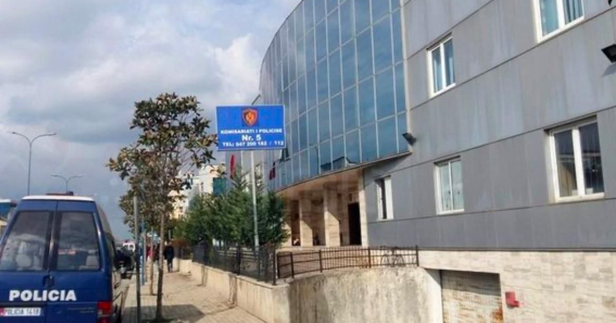 18 vjeçari qëllon me armë drejt servisit të celularëve  kapet nga policia 3 kilometra larg vendit të ngjarjes