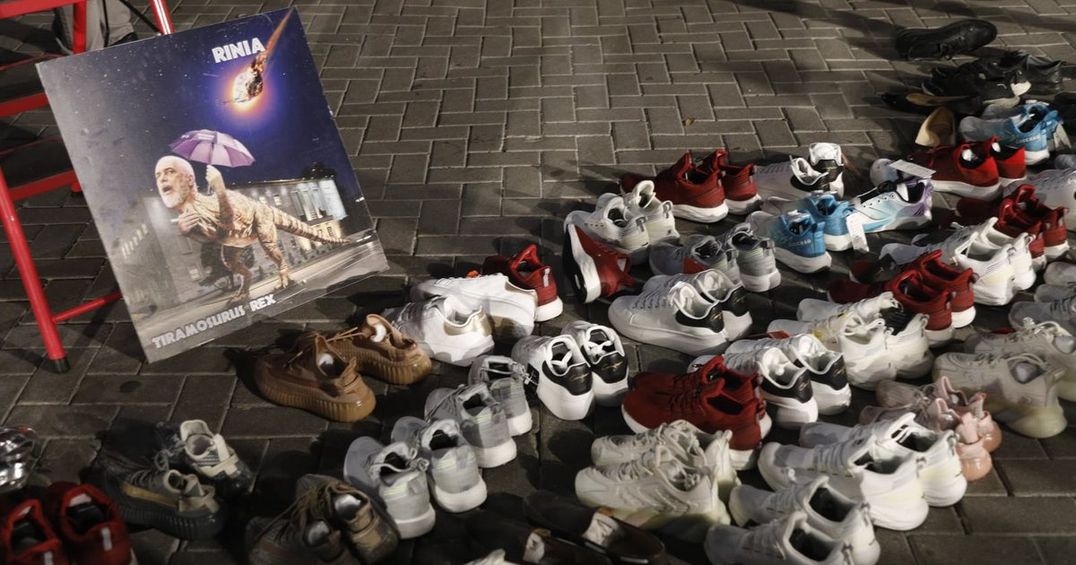 Simbolika emocionuese e këpucëve të rreshtuara para Kryeministrisë  nga protestuesit