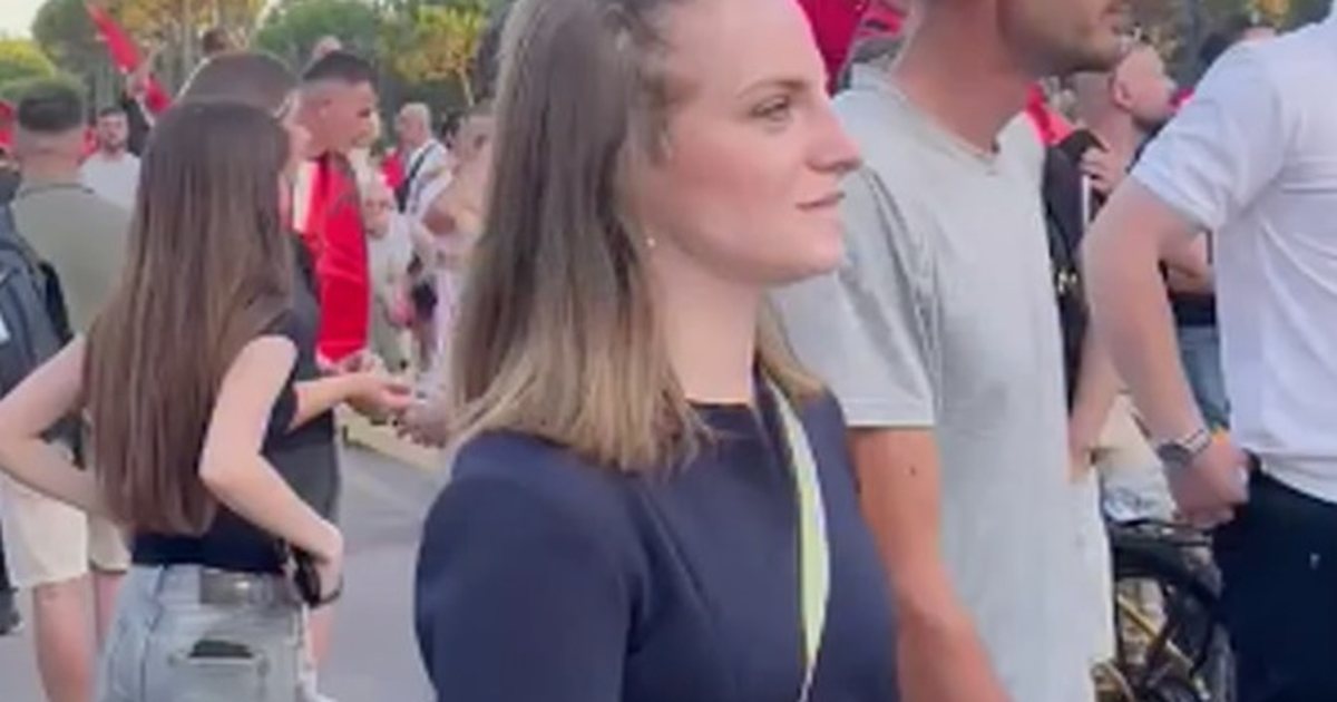 FOTO LAJM  Deputetja Marjana Koçeku i bashkohet protestës  pas largimit nga PS