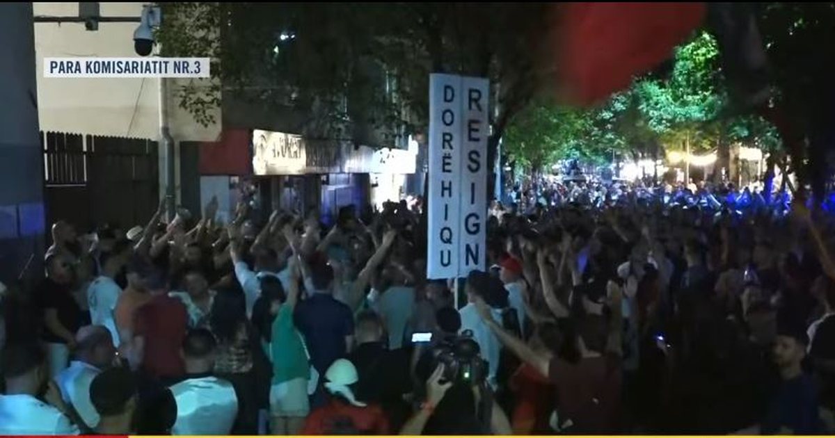 Protestuesit mblidhen para Komisariatit nr  3  kërkojnë lirimin e 2 protestuesve që u arrestuan pas përplasjes te Parlamenti