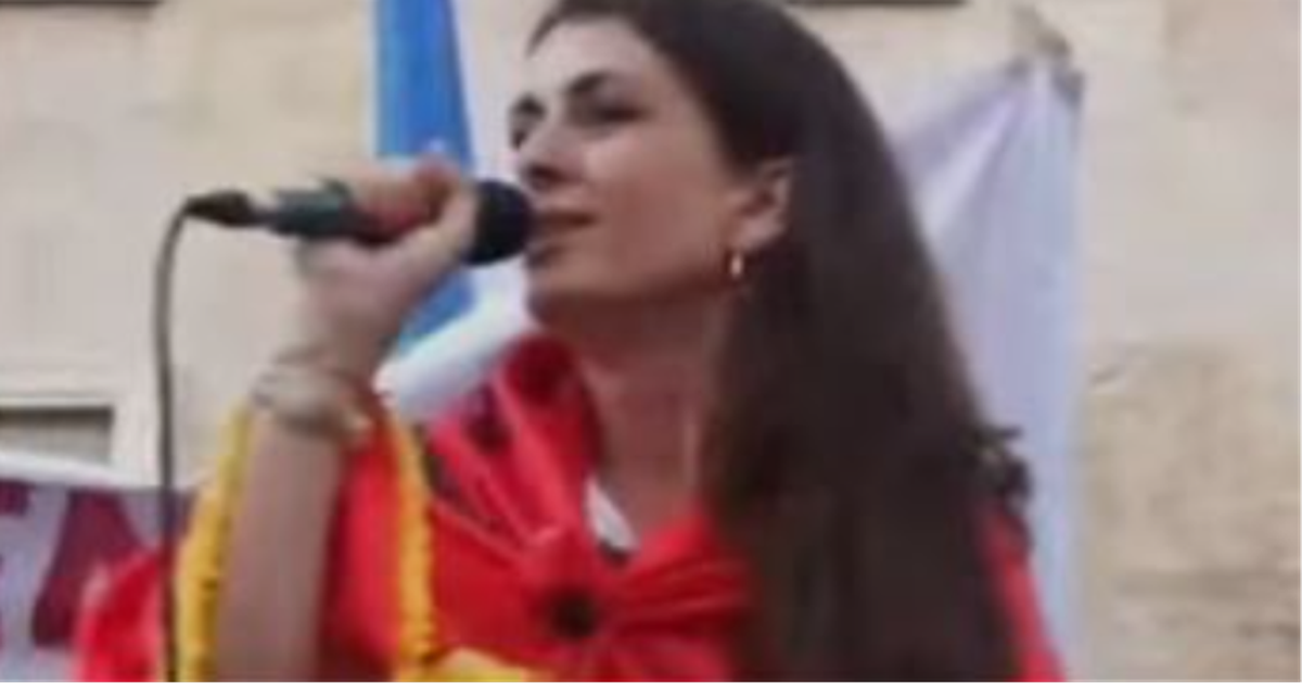  Jemi bërë prindër të prindërve tanë    Protestuesja  Ika e vogël nga Shqipëria se s kisha zgjidhje tjetër  kjo Qeveri na ka hequr dinjitetin