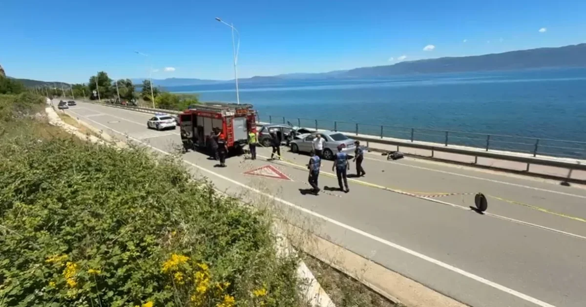 Detaje nga aksidenti në Pogradec Lin  Shkak u bë parakalimi i gabuar  në njërën prej makinave udhëtonte një familje nga Korça  te tjetra   