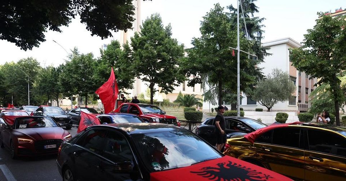 Qindra makina vijnë për të protestuar në Tiranë  reagon Taulant Balla  Ata votuan Ramën  se përfaqësojnë diasporën 100 apo 200 makina