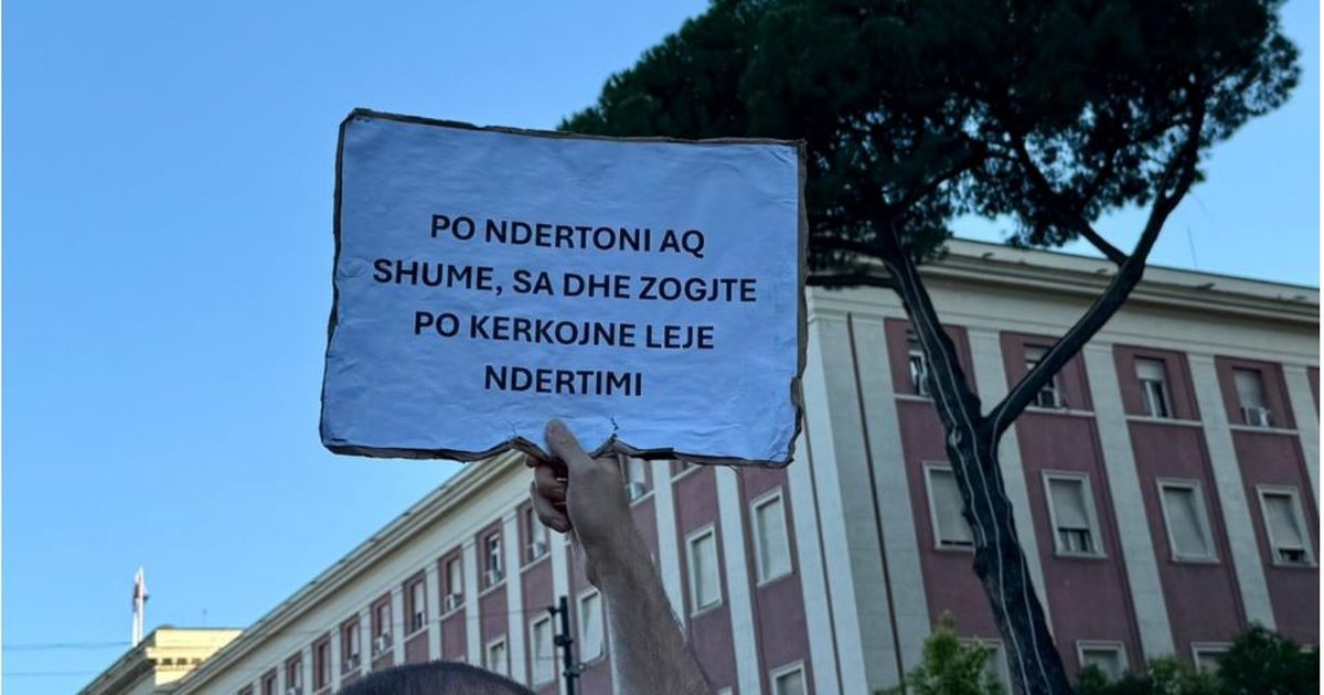  Në fillim na thanë se jemi grekë  pastaj rusë  tani na nxorën iranianë    Thirrja nga protesta  Të çlirojmë Shqipërinë nga Rama dhe Berisha