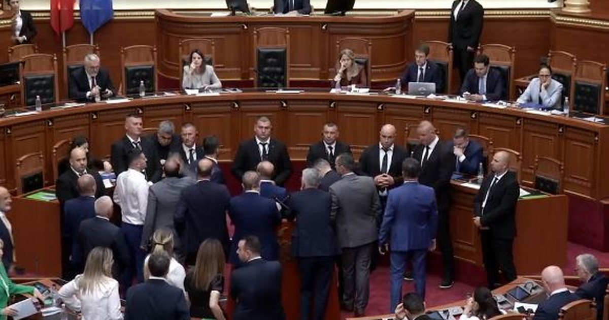 Opozita bllokon foltoren  Peleshi ndërpret për herë të katërt seancën 