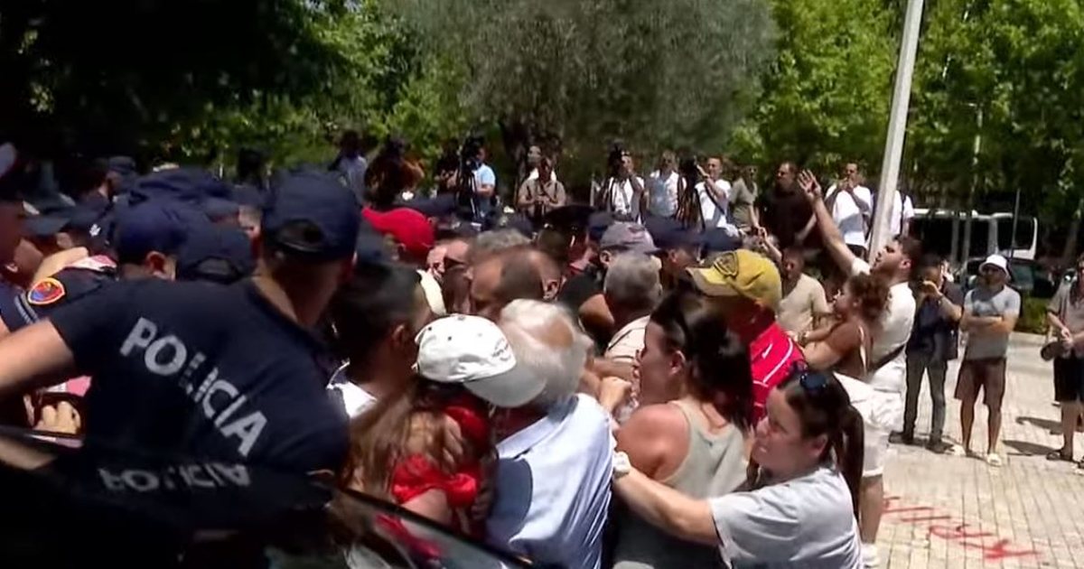 Protestuesit tentojnë të bllokojnë hyrjen e Kuvendit  përplasje fizike me policinë  ndërhyn FNSH